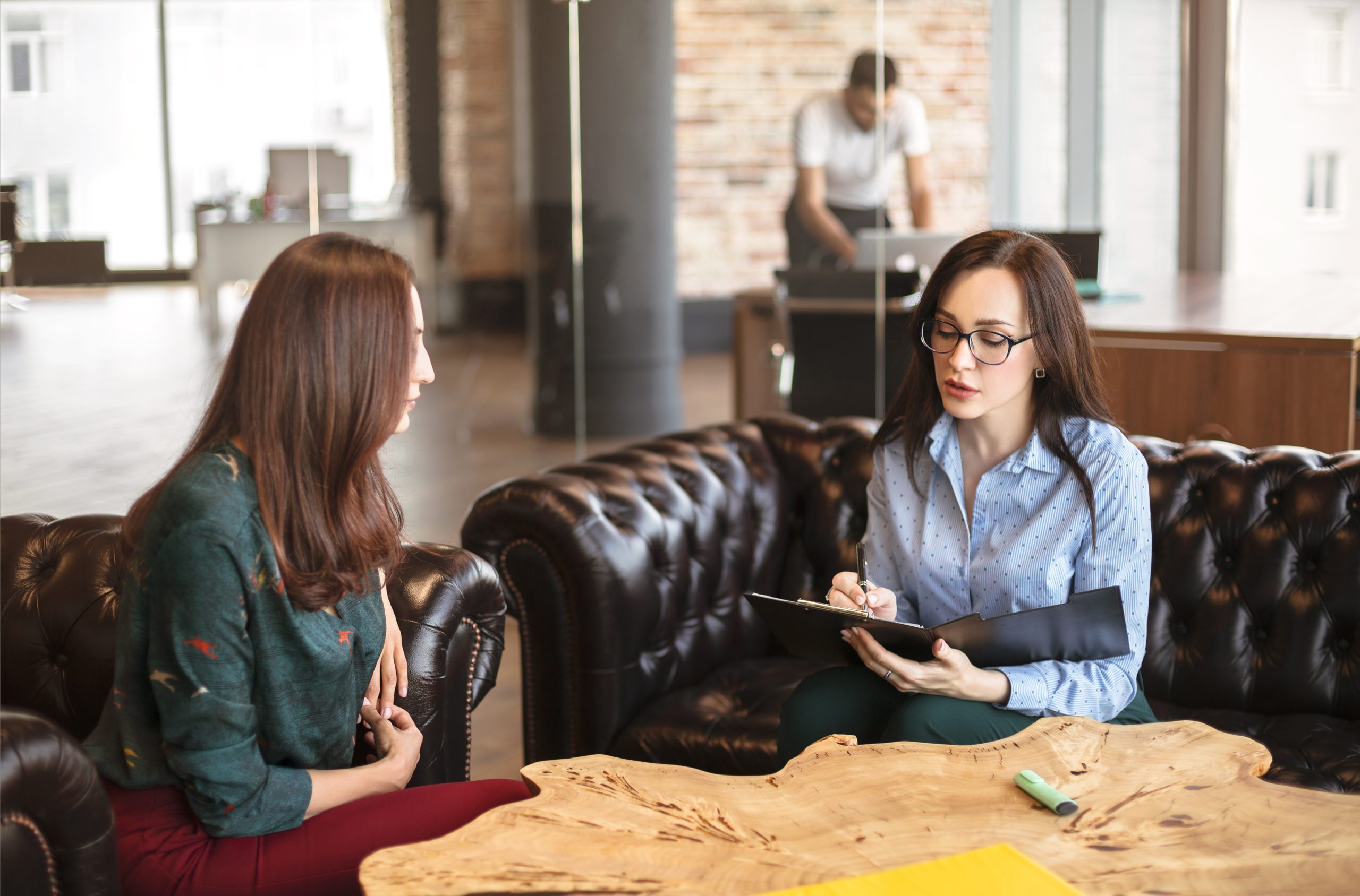 Consejera profesional hablando con una mujer